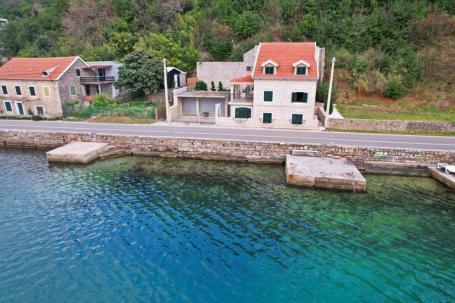 Autentična kamena kuca na prvoj liniji mora, Donja Lastva, Tivat