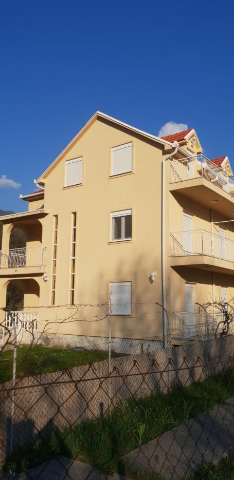 Herceg Novi, Zelenika-Trospratna kuca 450m2