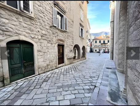 Prostran dvosoban stan 84m2, Stari Grad, Kotor