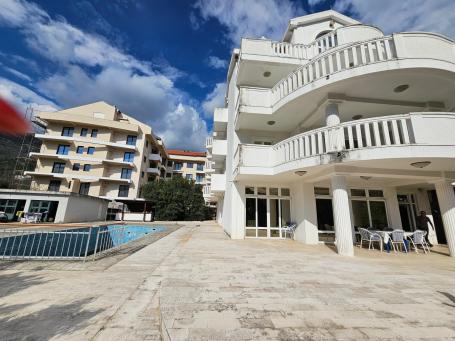 Atraktivni kompleks u Budvi: Hotel, zemljište i plac - Izuzetna investiciona prilika