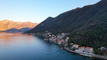 Neurbanizovan plac 19.000m2 na prvoj liniji mora, Stoliv, opština Kotor
