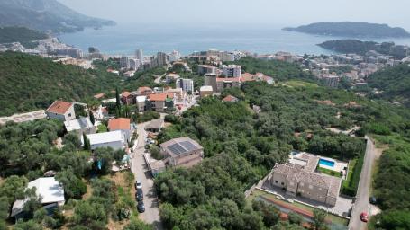Prodaja zemljiste 900 m² sa panoramskim pogledom na more i grad – Bečići, Ivanovići