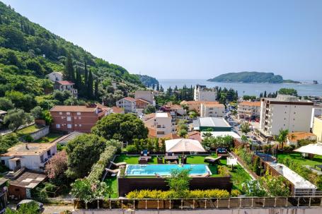 Luksuzni penthouse 200 m² + krovna terasa 200 m² sa bazenom i panoramskim pogledom na more – Budva, 