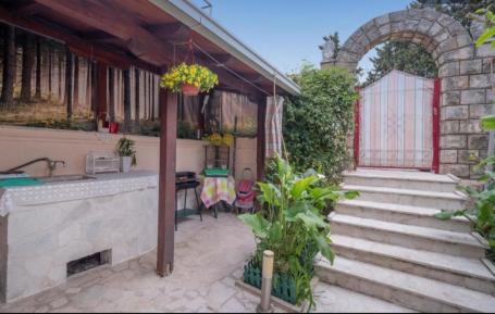 Prodaja, Budva, Dubovica-Kuca 42m2 sa dvoristem od 153m2