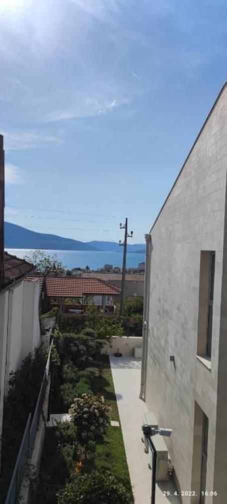 Tivat - Kuća sa pogledom na more na atraktivnoj lokaciji (120 m² + 500 m² dvorište)