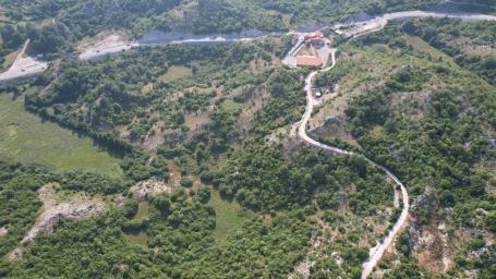 Cetinje - Prostrano Zemljište od 28.500m², Samo 150 Metara od Magistralnog Puta