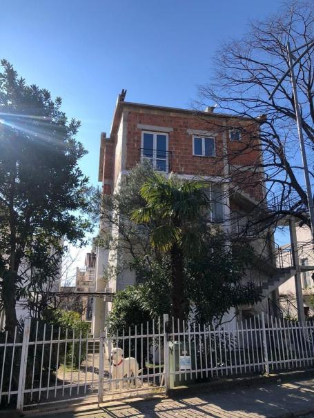Četvorospratna Kuća sa Pogledom na More i Planine u Šušnju, Bar