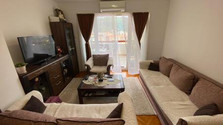 Namesten dvosoban stan 75m2 sa panoramskim pogledom na more i grad, Dubovica-Budva