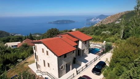 Budva, Kuljače – Dve Luksuzne Novoizgrađene Vile sa Dva Bazena, Teretanom i Panoramskim Pogledom na 