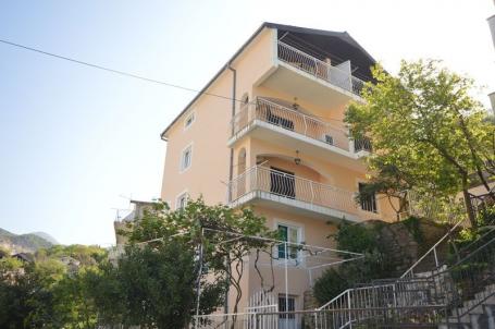 Troiposoban Stan 85m2 sa Privatnim Dvorištem i Panoramskim Pogledom na More u Herceg Novom, Topla. 