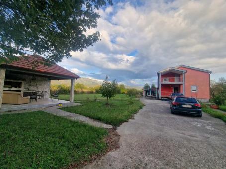 Prodaja prostrane dvospratne kuće 240 m² na placu od 3.500 m² – u blizini Danilovgrada
