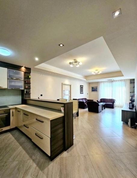 Na prodaju moderno opremljen trosoban stan 90 m² sa garažnim mestom – Budva