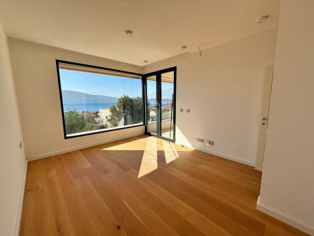 Dvosoban Dupleks 101,5m² sa Panoramskim Pogledom, Parking Mestom i Bazenom u Modernom Kompleksu - Do
