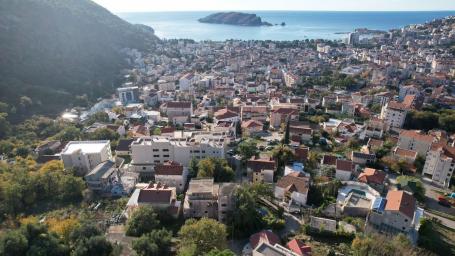 Nedovršena zgrada sa pogledom na more u Budvi, naselje Lazi