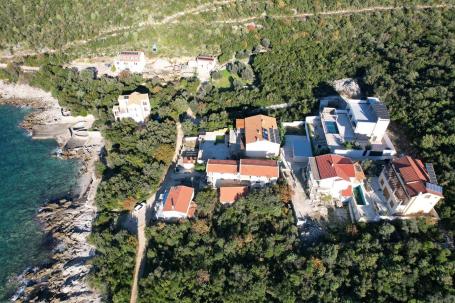 Urbanizovan plac 2216 m² u Glavatičićima, blizu uvale Žukovica i Bigova, sa pogledom na more i dozvo