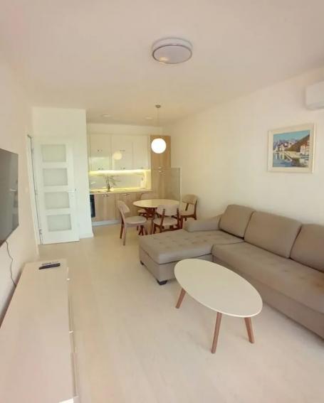 Na prodaju jednosoban stan 51 m² sa panoramskim pogledom na more i garažnim mestom – Dubovica, Budva