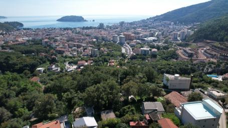 Urbanizovano zemljiste 750m² sa Panoramskim Pogledom na More i Grad u Budvi, Maine