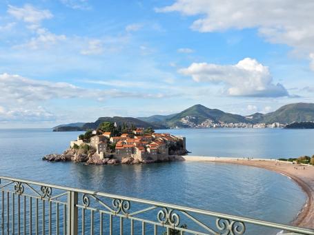 Luksuzni hotel sa spa centrom, restoranom i brojnim sadržajem na prodaju-Sveti Stefan, Crna Gora