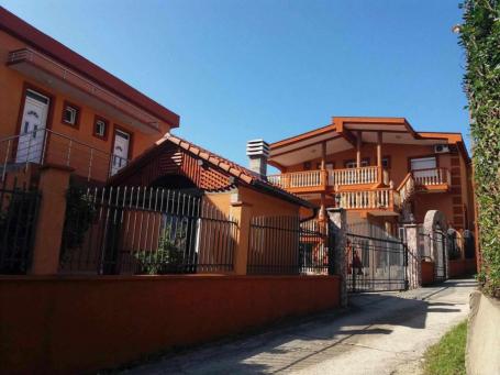 Ekskluzivno imanje od 950 m² sa dve kuće (610 m²), mini marketom, 15 parking mesta i brojnim sadržaj