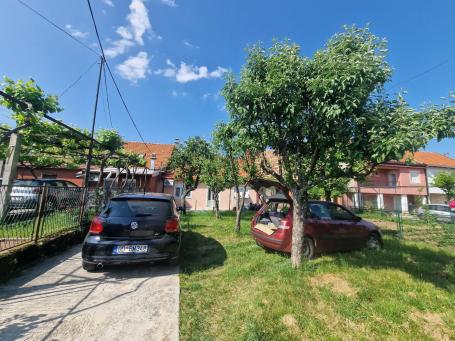 Kuća 113m2 sa placem od 420 m² i investicionim potencijalom na Cetinju