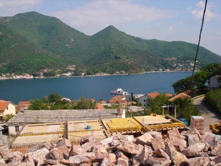 Plac 1.100m² u Kamenarima – urbanizovan, 150m od mora, pogled na more