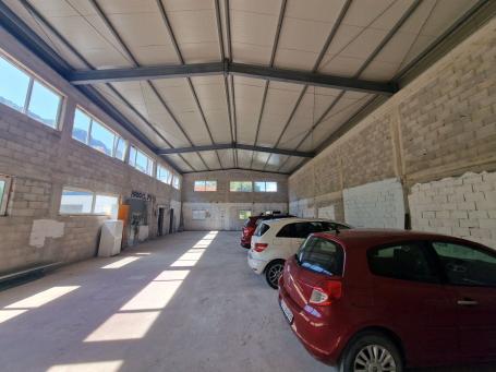 Plac od 1.116 m² sa poslovnom halom 398 m²- Kotor (na duzi period)