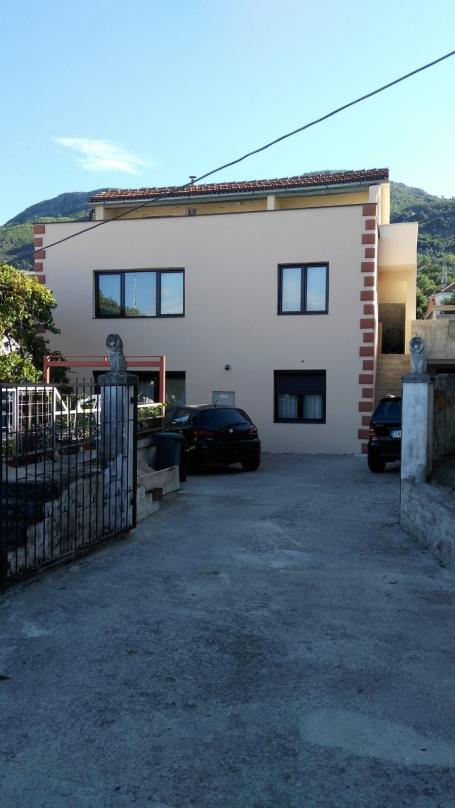 Moderna kuća sa 4 stambene jedinice, ukupno 245 m², sa pogledom na more