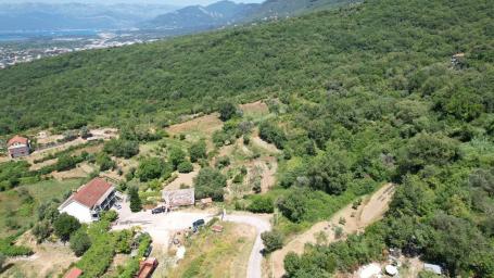 Urbanizovan plac 3000m² sa dozvolom za 4 vile i prirodnim izvorom – Radanovići, Kotor