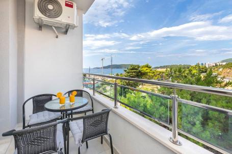 Prodaja luksuznog dvosobnog stana 55 m² sa pogledom na more – Bečići, 250 m od plaže