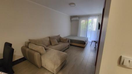 Jednosoban apartman 48m2 u Becicima (Na duzi period, dostupan od 01.09.2026)