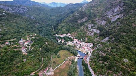 Ekskluzivna ponuda –  plac od 1300m² sa panoramskim pogledom na rijeku Crnojevića i netaknutu prirod