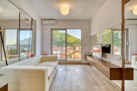 Luksuzno opremljen studio apartman sa pogledom na more i garažnim mestom – Budva, Bulevar (izdavanje
