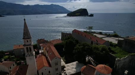 Kamena kuća sa 5 spratova i poslovnim prostorom u srcu Starog grada Budve – 167 m²