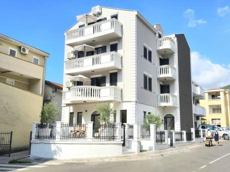 Renoviran mini hotel sa apartmanima, poslovnim prostorom i parkingom-Budva, Adok