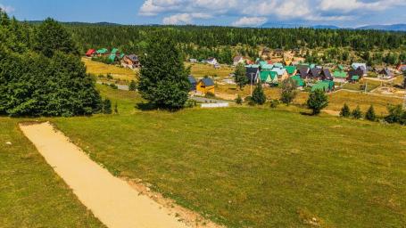 Ekskluzivna urbanizovana parcela 704 m² u planinskom kompleksu na Žabljaku