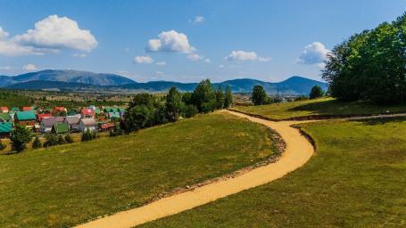 Ekskluzivna urbanizovana parcela 649m² u planinskom kompleksu na Žabljaku