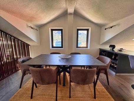 Prodaja dvosobnog apartmana 82m² sa pogledom na more, bazenom i parkingom – Dobrota, Kotor