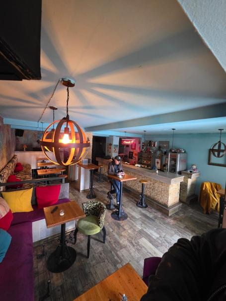 Izdavanje poslovnog prostora u centru Cetinja – prometna lokacija, 80 m² sa suterenom, magacinom i p