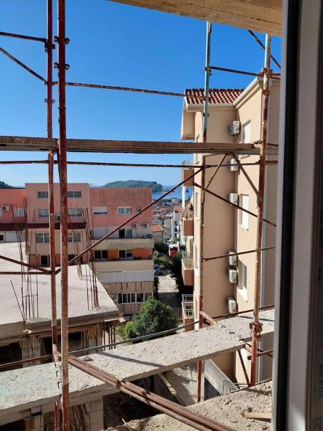 Prodaja dvosobnog stana 63 m² sa pogledom na more – Lazi, Budva (završetak radova decembar 2025)