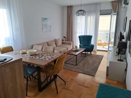 Prodaja – Moderan i prostran trosoban stan 90m² sa privatnim parkingom, u centru Budve (Rozino, zgra