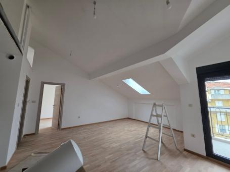 Dvosoban stan 71.08m² sa dodatnom galerijom 18m² u novom stambeno poslovnoj zgradi-Budva, Adok