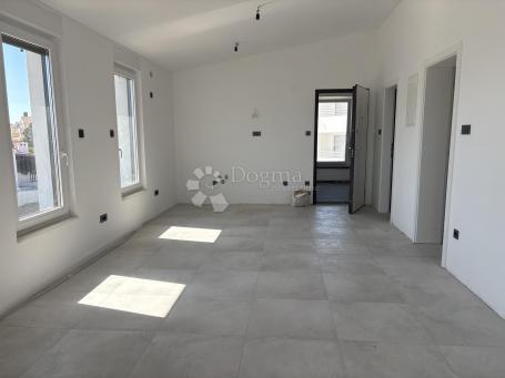 NOVOGRADNJA - APARTMAN U PRIZEMLJU SA OKUĆNICOM