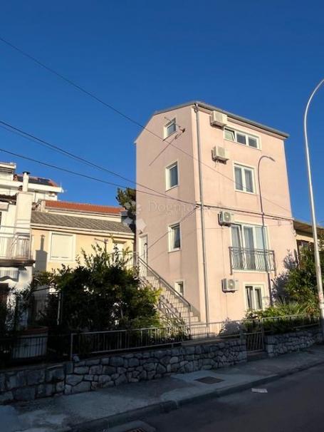 Selce, dvije kuće nadomak centra