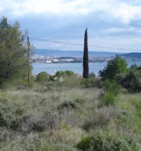 Poljoprivredno zemljište s panoramskim pogledom na more u Kaštel Sućurcu!