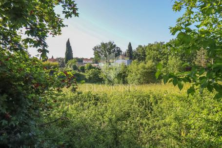 Žminj, Grundstück mit großem Potenzial im Zentrum der Stadt
