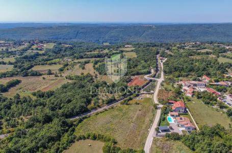 Žminj, okolica, zemljište na rubu naselja 