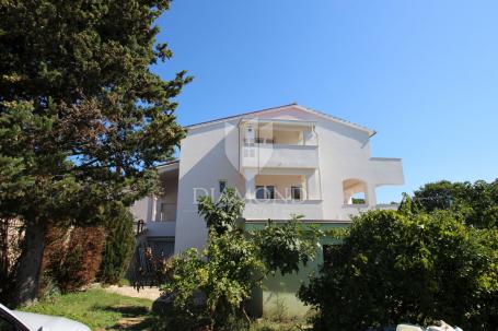 Medulin, ein Haus mit drei Wohnungen und einem Swimmingpool
