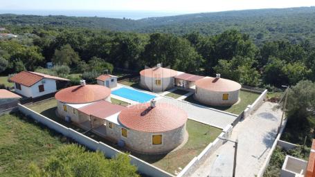 Pula, okolica, predivne autohtone kuće s bazenom