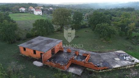 Barban, građevinsko zemljište sa započetom gradnjom objekta