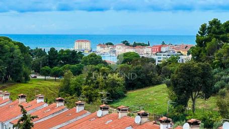 Poreč, prostrani stan sa pogledom na more!